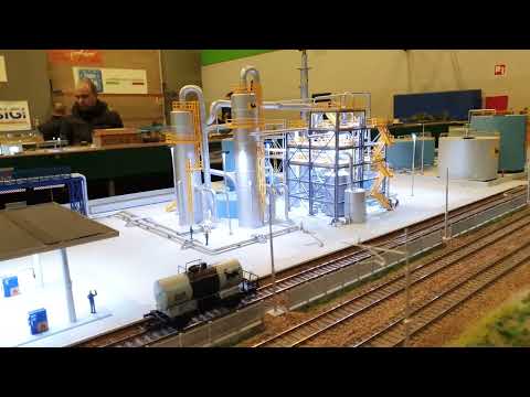 Trenini in mostra Carnate 2022 - plastico GFO - raffineria AGIP con treno diretto ardesia e cisterne