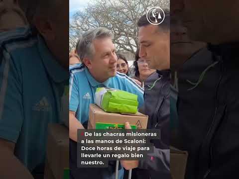 Una pareja jardinese viajó a Pujato y le obsequió yerba a Scaloni   Un...