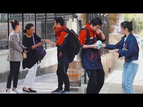 快遞員街頭突然流鼻血，有姑娘急忙跑開，等她回來時小伙被感動了！