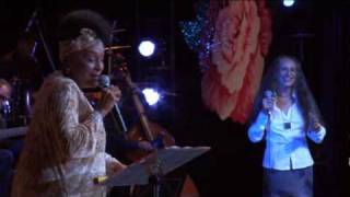 Maria Bethânia &amp; Omara Portuondo - So vendo que beleza (Marambaia)