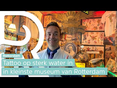In deze vitrine staat meer dan vijftig jaar tattoogeschiedenis op Rotterdam-Katendrecht