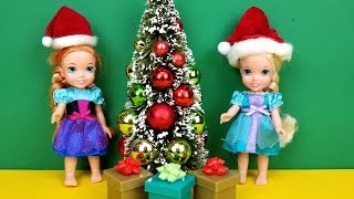 Christmas ! Elsa and Anna toddlers - what happens to Santa ? Gifts - decorations - tree
