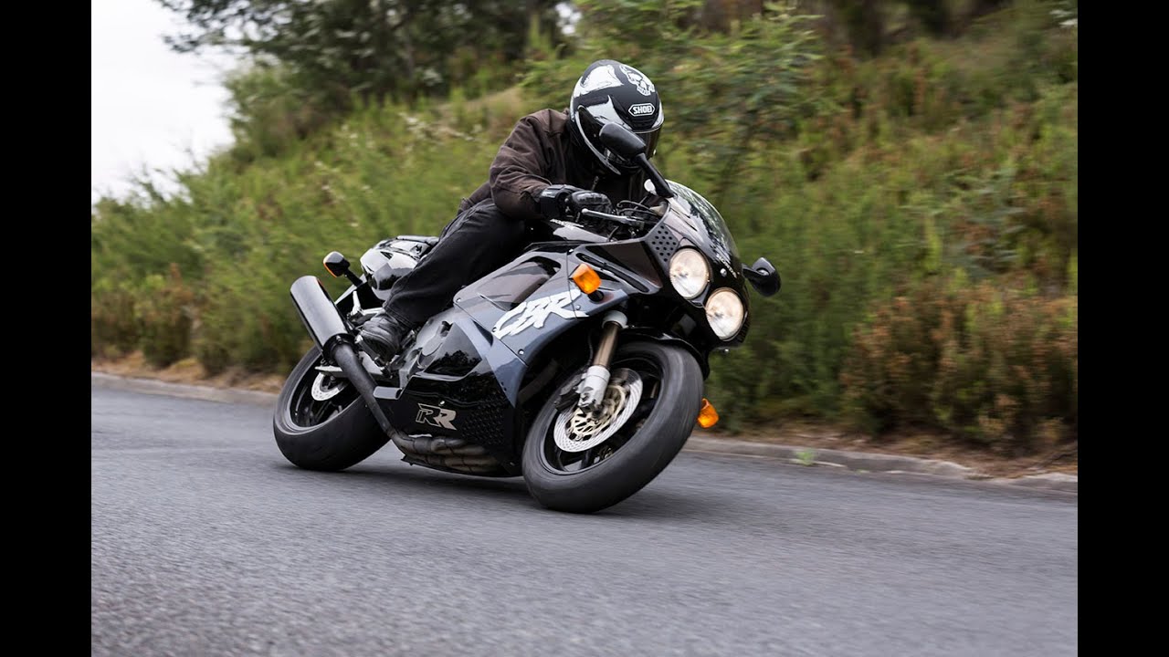 Honda CBR900RR FireBlade 1992 model review