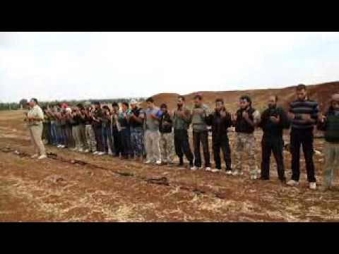 عناصر كتيبة سند حوران تقوم بالصلاة ركعتين قبل بدء معركة السيطرة على حاجز الراضي ضمن معركة توحيد الصفوف