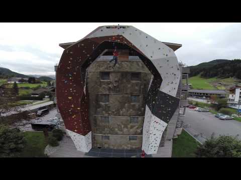 Extremkletterer Alexander Huber von den "Huberbuam" an der Kletterwand im #homeofsports