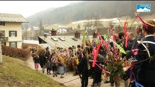 Palmbuschenbinden für Palmsonntag im Berchtesgadener Land. Oster-Tradition in Bayern