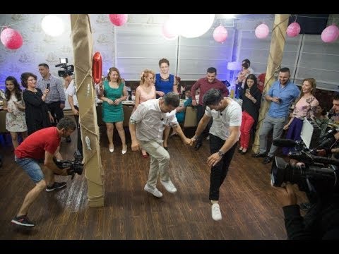 Distracție, voie bună și bătaie, la Nea Marin. Liviu și Andrei au pus apă-n vin și-au stricat