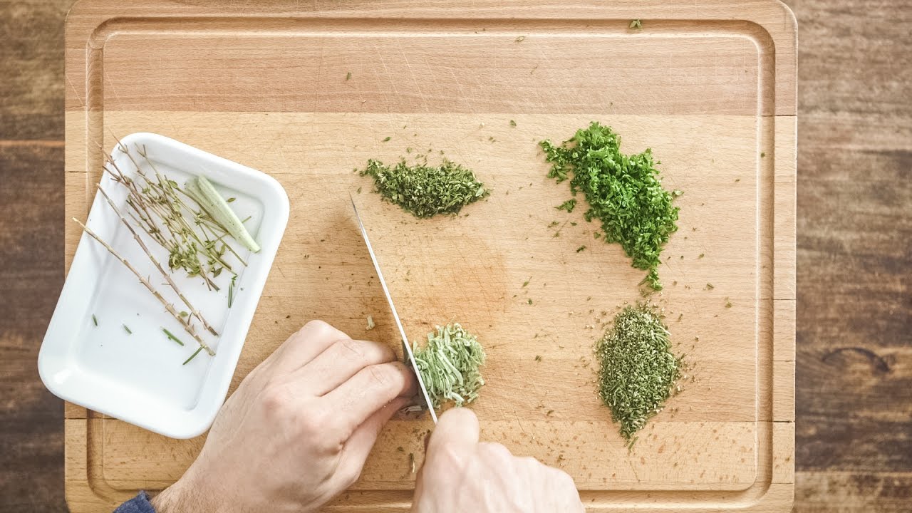 Chopping herbs How to chop herbs fooby.ch