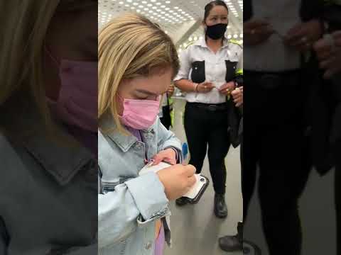 Firmando autógrafos en el aeropuerto ✈️ | Cielo Anais