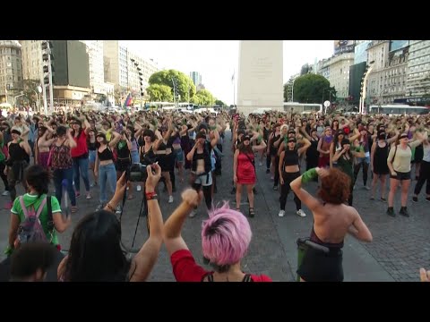 "El violador eres tú": el flash mob feminista viral de Chile se extiende a la Argentina