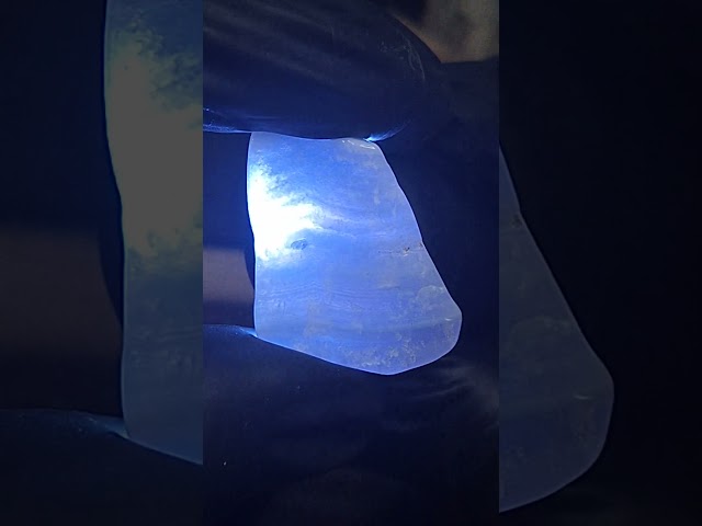 حجر عقيق ازرق سماوي خام تحفة للاقتناء او الاهداء