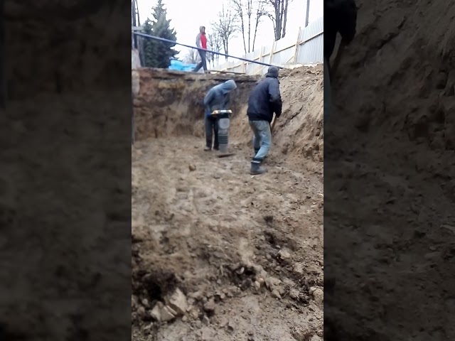 Фото Трамбовка глины 
