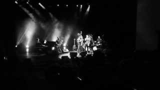 Blubell canta "Mesmo Quando a Boca Cala" com Vinícius Calderoni