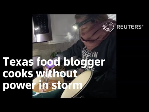 德州美食博主在暴風雪中斷電做飯。 (Texas food blogger cooks without power in storm)