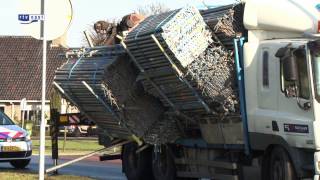 preview picture of video 'Lading valt bijna van vrachtwagen, rotonde rondweg Wierden geblokkeerd'