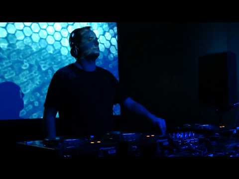 02_Bedrock_Easter_Party_At_Matter_London_(01-04-2010)_-_Christian_Smith_Part_1.MP4