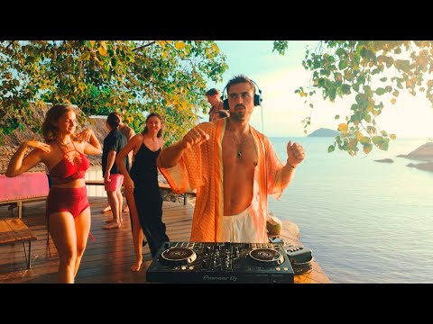 playing house music in a tropical treehouse bar I carlito