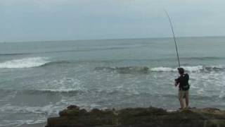 preview picture of video 'Roosterfishing. Testing Mike Fixter's SS Type I skipping mullet lure.'