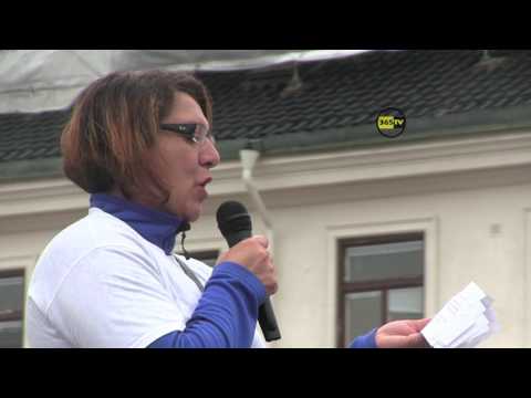 Mamman talar om sin döde son i manifestationen