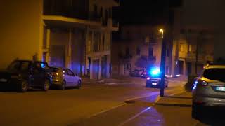 sorprende-i-ladri-in-casa-arriva-la-polizia-e-li-arresta