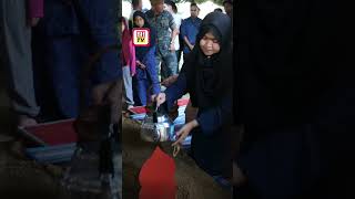 Download lagu Jenazah pegawai kanan VAT 69 Komando selamat dikebumikan di Ipoh, petang tadi mp3
