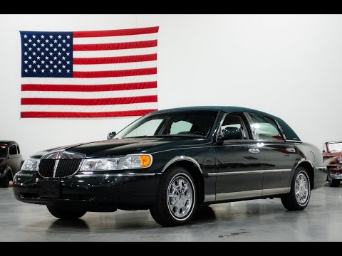 2002 Lincoln Town Car (CC-1813640) for sale in Kentwood, Michigan