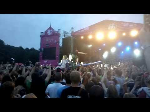 DJ MAMANIA CROWD SURFING G&G SINDIKATAS LIVE @ KARKLE MUSIC BEACH 2013 WATCH HQ