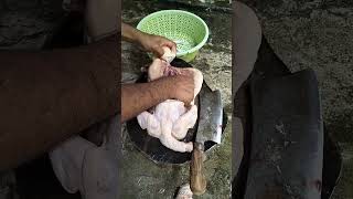 Download lagu Ayam super gede, potong 4 bagian. Skill cara potong daging ayam #shorts mp3
