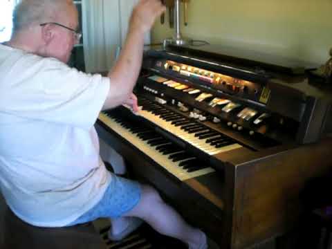 Mike Reed plays "Manhattan" on the Hammond Organ