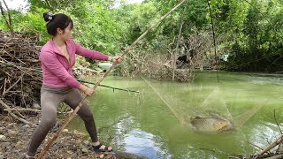 Young Girl Fishing on Rivers, Traditional Fishing use Bamboo Tools and Nets, Catch a Lots of Fish