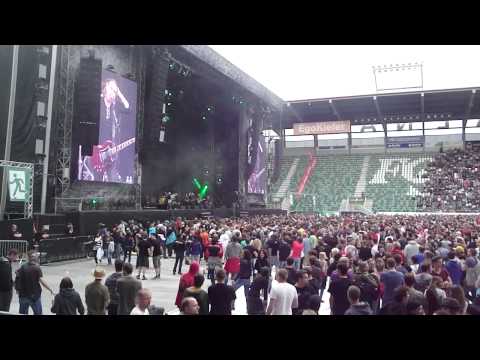 Videoclip de March in September (Live) — New Model Army