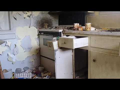 Pickering, Ontario, Canada - OLD ABANDONED HOUSE w/ HOT TUB - Dirty Kitchen - CREEPY DOLL IN TREE