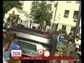 Активісти перевернули автомобілі посольства Росії у Києві 