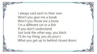 Lily Allen - Wind Your Neck In Lyrics