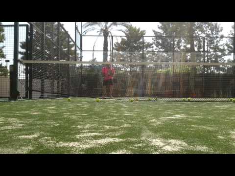R.P variado en voleas y smash en padel.