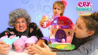 Download lagu Give back our Cry Babies Magic Tears dolls! Scavenger toy hunt with Granny mp3