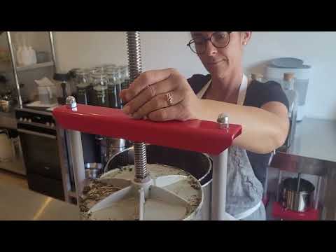 Nicole aus unserer Manufaktur beim Abfiltern vom Einjährigem Beifuß für unsere Tinktur