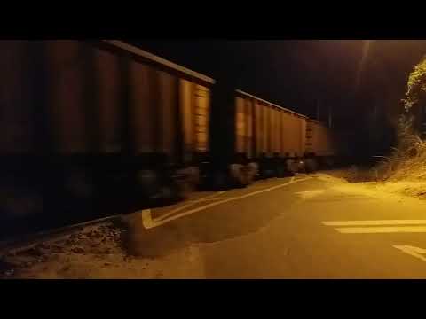 Trem de minério vazio da Mrs passando de noite em Três Rios/RJ