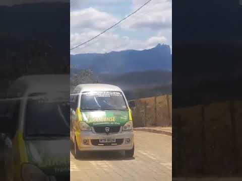 PEDRA DA LAJINHA E PEDRA DO CINCO PONTÕES VISTA DO BAIRRO DEZ D EMAIO EM LARANJA DA TERRA ES