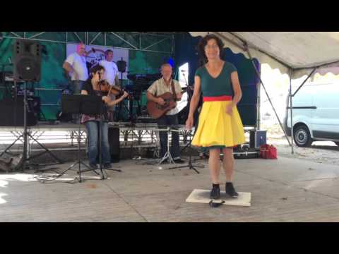 Miss Moonshine buckdancing to Cooley's Reel (Irish) by Scotch Mist - Landes, France