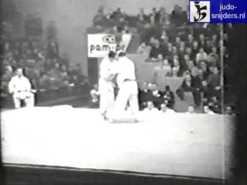 Judo 1961 Paris: Hitoshi Koga (JPN) - Tony Admadjaja (IND) [open].
