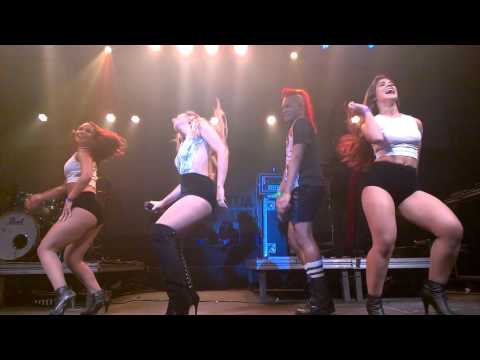 Lexa dançando Com Bailarino Da Valesca - Beijinho No Ombro