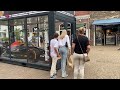 Huidige F1-racewagen van Max Verstappen staat in Batavia Stad