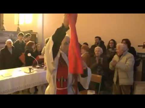 Italian priest sings antifascist resistance song Bella Ciao