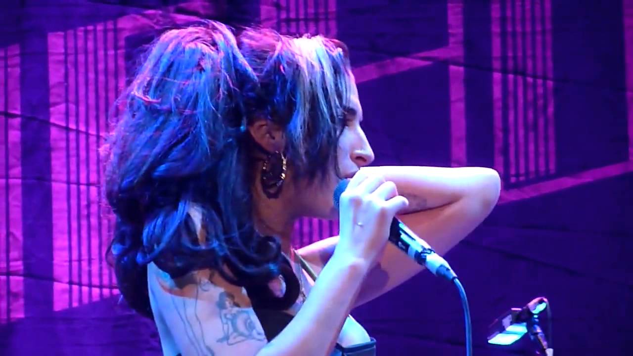Amy Winehouse - Back To Black (Live Belgrade 18-06-2011 drunk or stoned), RIP 23-07-2011 † - YouTube