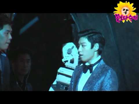 [VIDEO] Fancam T.O.P Back Stage @ the 47th Baeksang awards (110526)