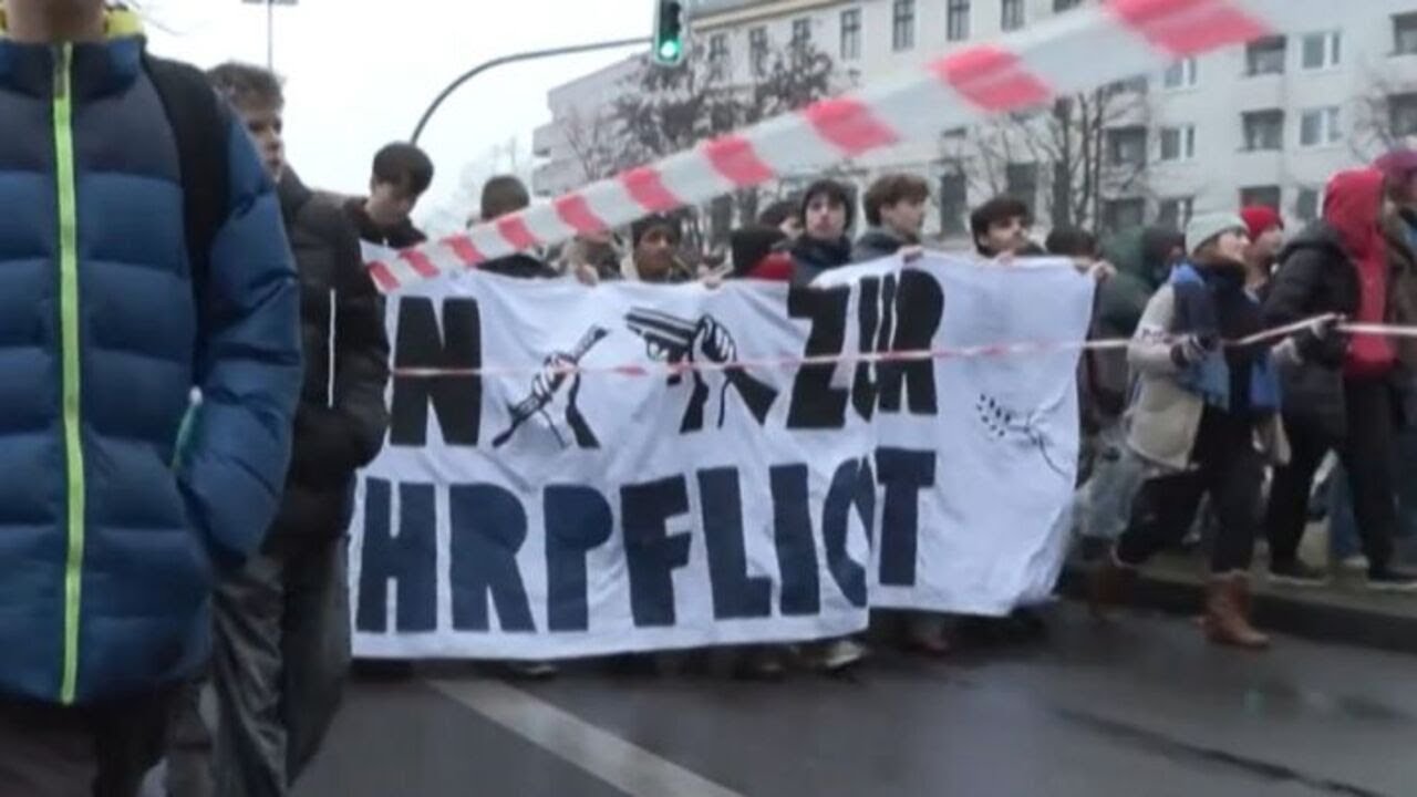 Germania, protesta contro l'approvazione della riforma della leva