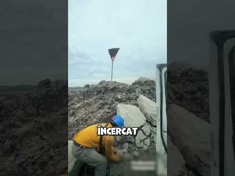 Nu și-au dat seama imediat ce era lipit de acest indicator rutier!