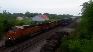 preview picture of video 'UP AND BNSF meet in La Plata MO on 5-12-18'