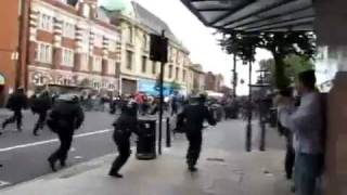 London Riots 2011 - Police dogs charging protesters [HD]